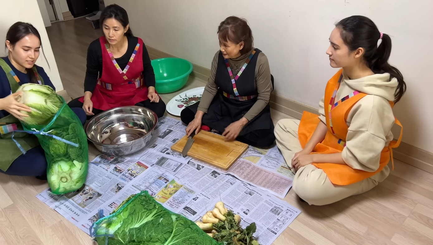 Công đoạn chuẩn bị món ăn với sự tham gia của cả bốn người phụ nữ. (Ảnh: 3genfam) Công đoạn chuẩn bị món ăn với sự tham gia của cả bốn người phụ nữ. (Ảnh: 3genfam)