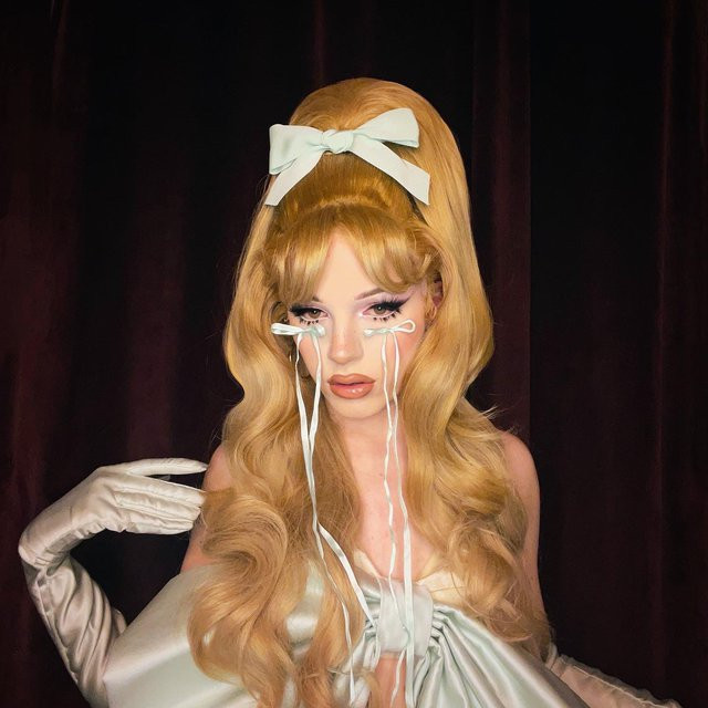 Nữ minh tinh Dakota Johnson “khóc” đẹp như búp bê Barbie. (Ảnh: Dakota Johnson)