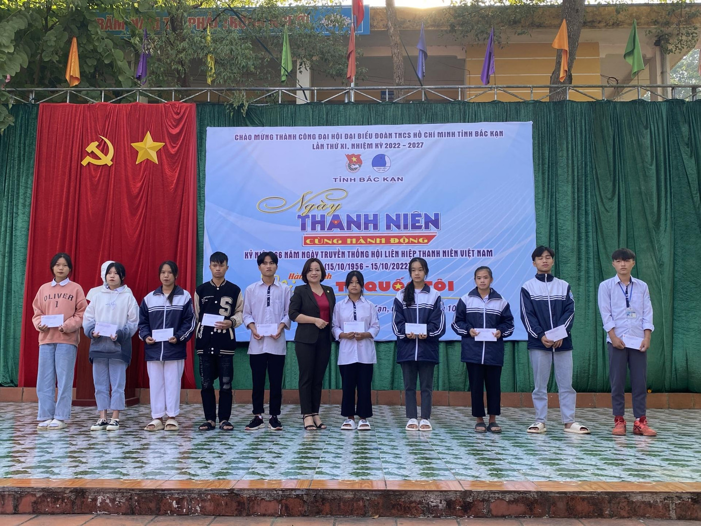 Những món quà ý nghĩa đã được trao đi. (Ảnh: Huyền Thương/ Báo Bắc Kạn Online)