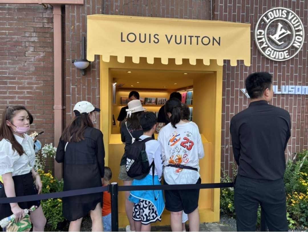 Giới trẻ xứ Trung xếp hàng tại cửa hiệu bán sách của Louis Vuitton. - Ảnh: Internet Giới trẻ xứ Trung xếp hàng tại cửa hiệu bán sách của Louis Vuitton. - Ảnh: Internet