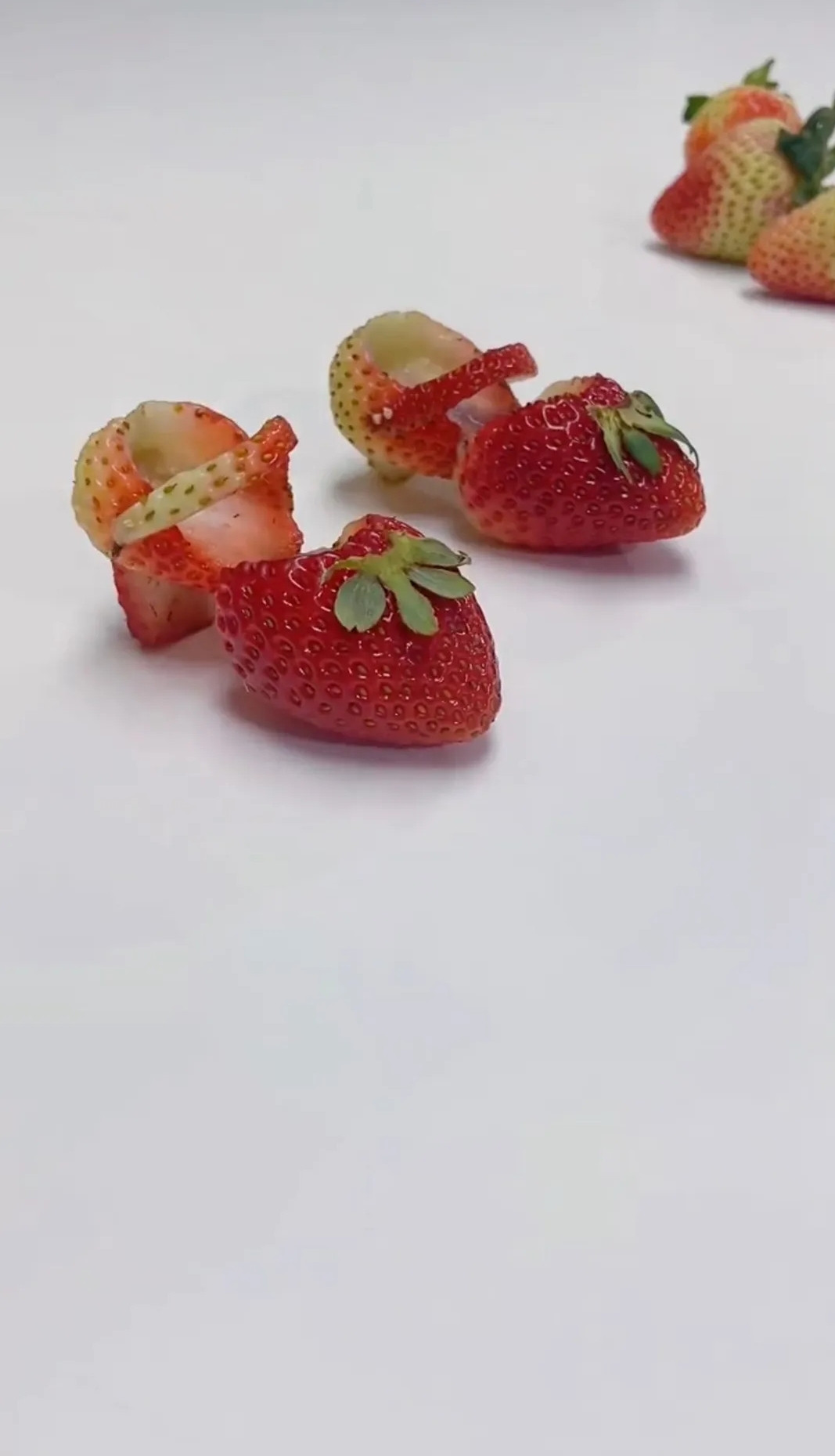 Đôi giày dâu tây vô cùng ngọt ngào khiến hội chị em mê đắm. (Ảnh: Weibo Việt Nam)