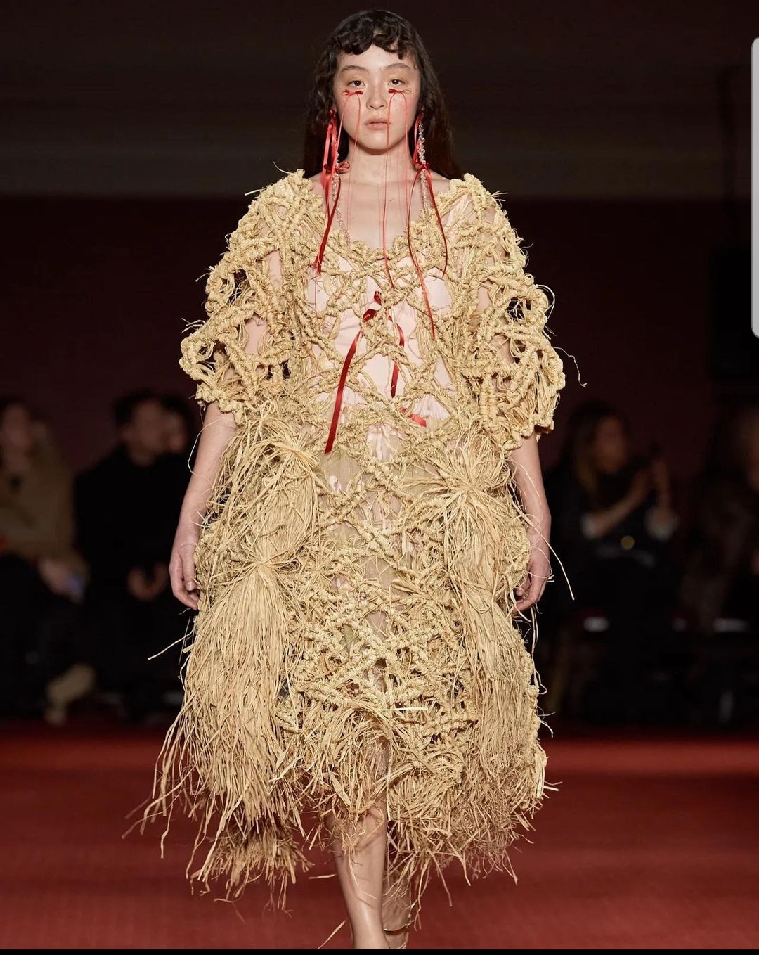 Người mẫu trong show diễn Simone Rocha Fall 2023. (Ảnh: Simone Rocha)