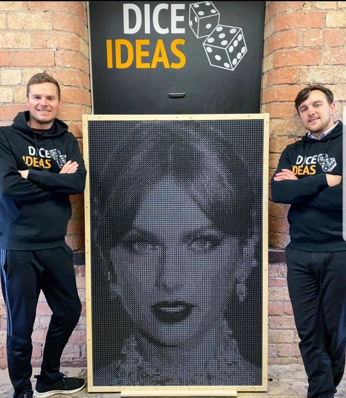 Chân dung của hai nghệ sĩ tài ba đứng sau những tác phẩm "xịn xò". (Ảnh: diceideas) Chân dung của hai nghệ sĩ tài ba đứng sau những tác phẩm "xịn xò". (Ảnh: diceideas)