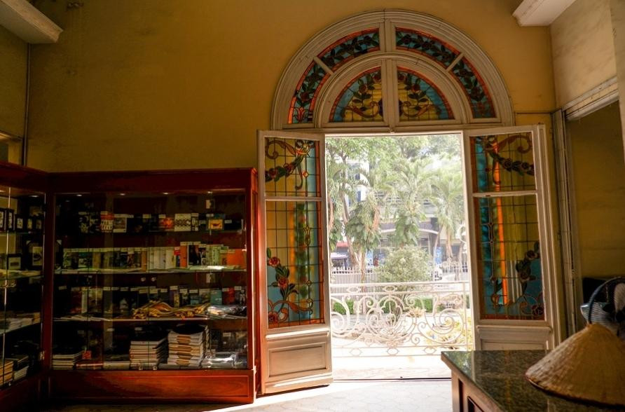 Những ô kính hoa văn với nhiều màu sắc khác nhau là góc “sống ảo” yêu thích của các bạn trẻ.(Ảnh: Vệ Giang) Những ô kính hoa văn với nhiều màu sắc khác nhau là góc “sống ảo” yêu thích của các bạn trẻ.(Ảnh: Vệ Giang)