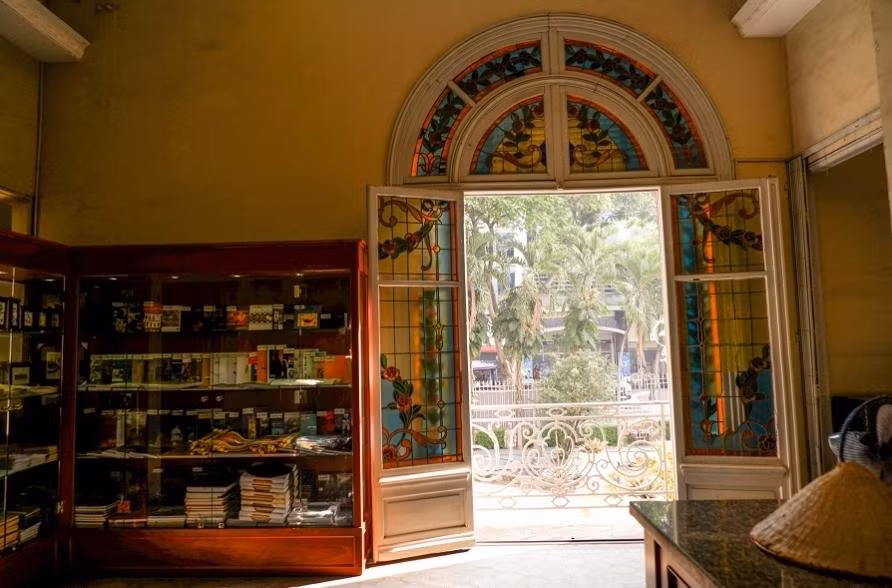 Những ô kính hoa văn với nhiều màu sắc khác nhau là góc “sống ảo” yêu thích của các bạn trẻ.(Ảnh: Vệ Giang)