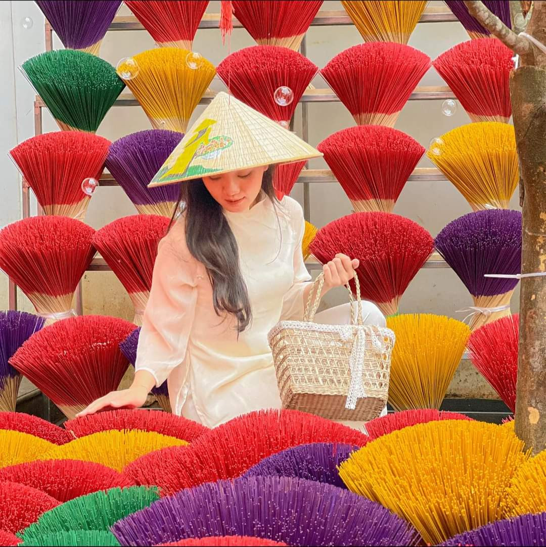 Thiếu nữ du Xuân. (Ảnh: Tiệm Trà Tháng Tư) Thiếu nữ du Xuân. (Ảnh: Tiệm Trà Tháng Tư)