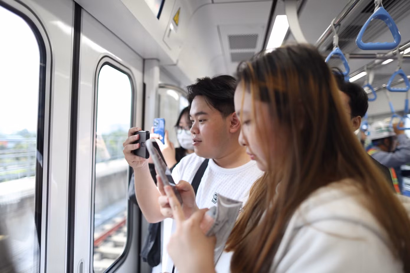 Một số bạn trẻ được tham dự cũng thể hiện sự phấn khích và tự hào. (Ảnh: HCMC Metro)