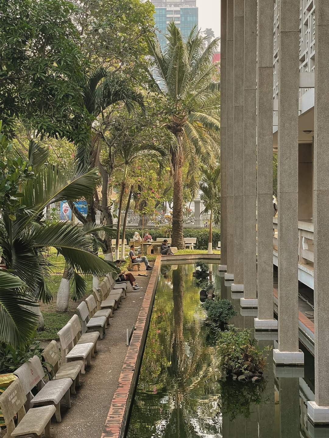 Khuôn viên ngập tràn cây xanh. Ảnh: Phương Khanh