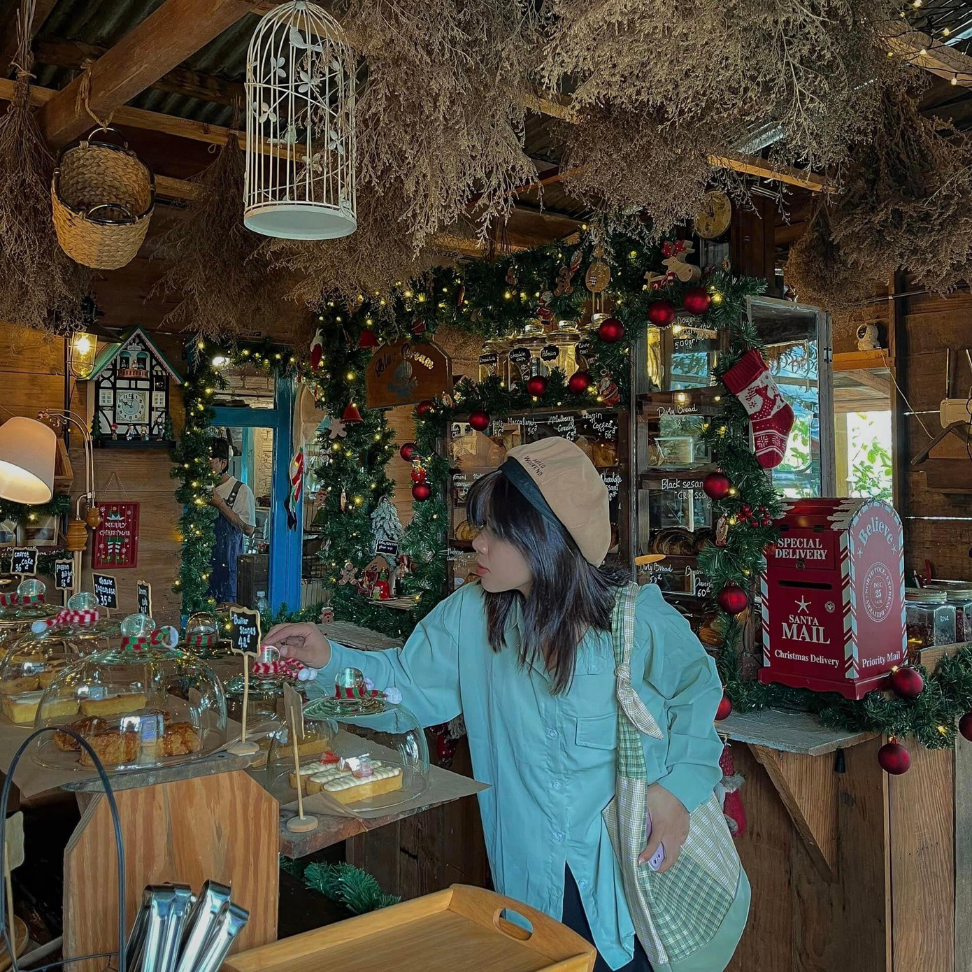 Các quán cà phê đã “lên đồ” để Gen Z có những chiếc ảnh sống ảo xinh xắn! (Ảnh: Ngọc Bích)