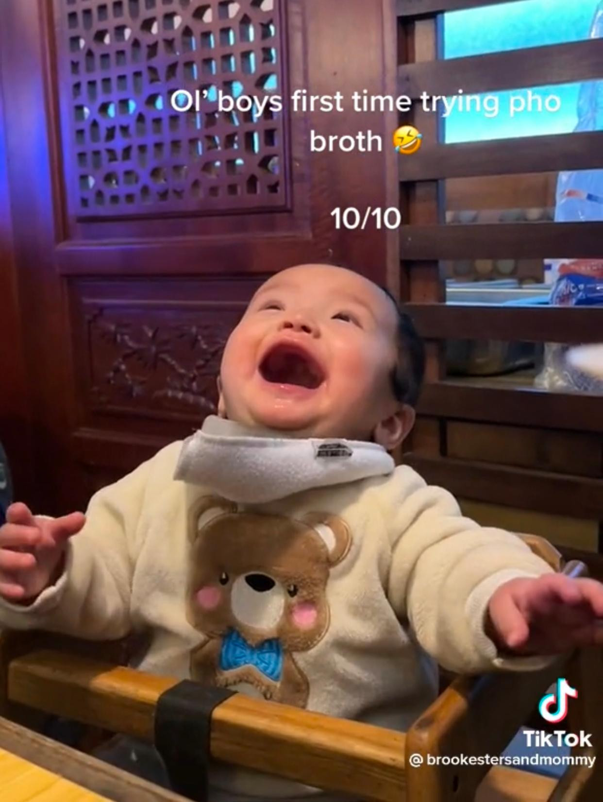 Cậu nhóc đã vô cùng thích thú với chiếc miệng cười toe toét. Cậu nhóc đã vô cùng thích thú với chiếc miệng cười toe toét.