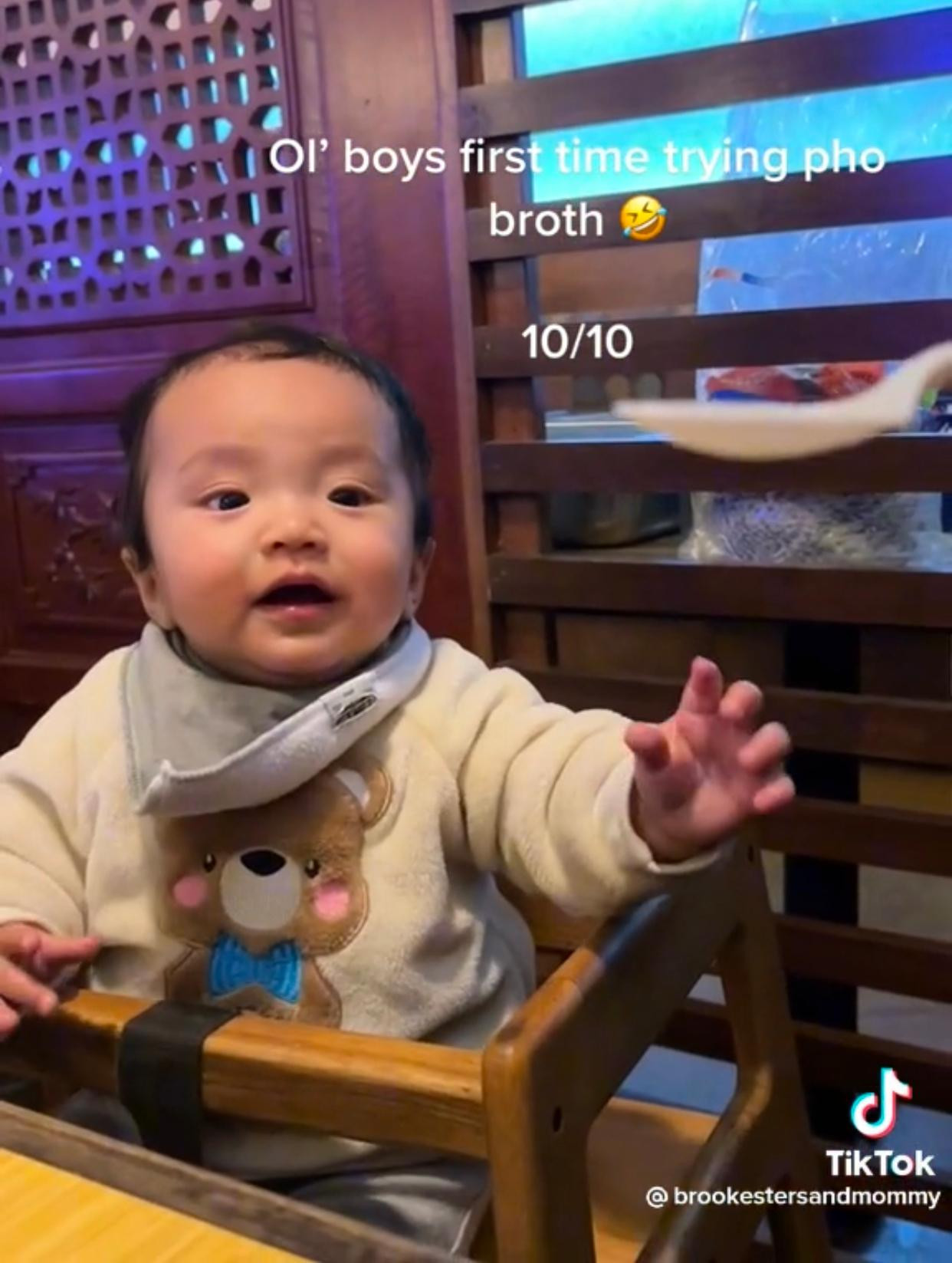 Có vẻ Hendrix đã “phải lòng” nước dùng của phở khi liên tục đòi ăn thêm. Có vẻ Hendrix đã “phải lòng” nước dùng của phở khi liên tục đòi ăn thêm.