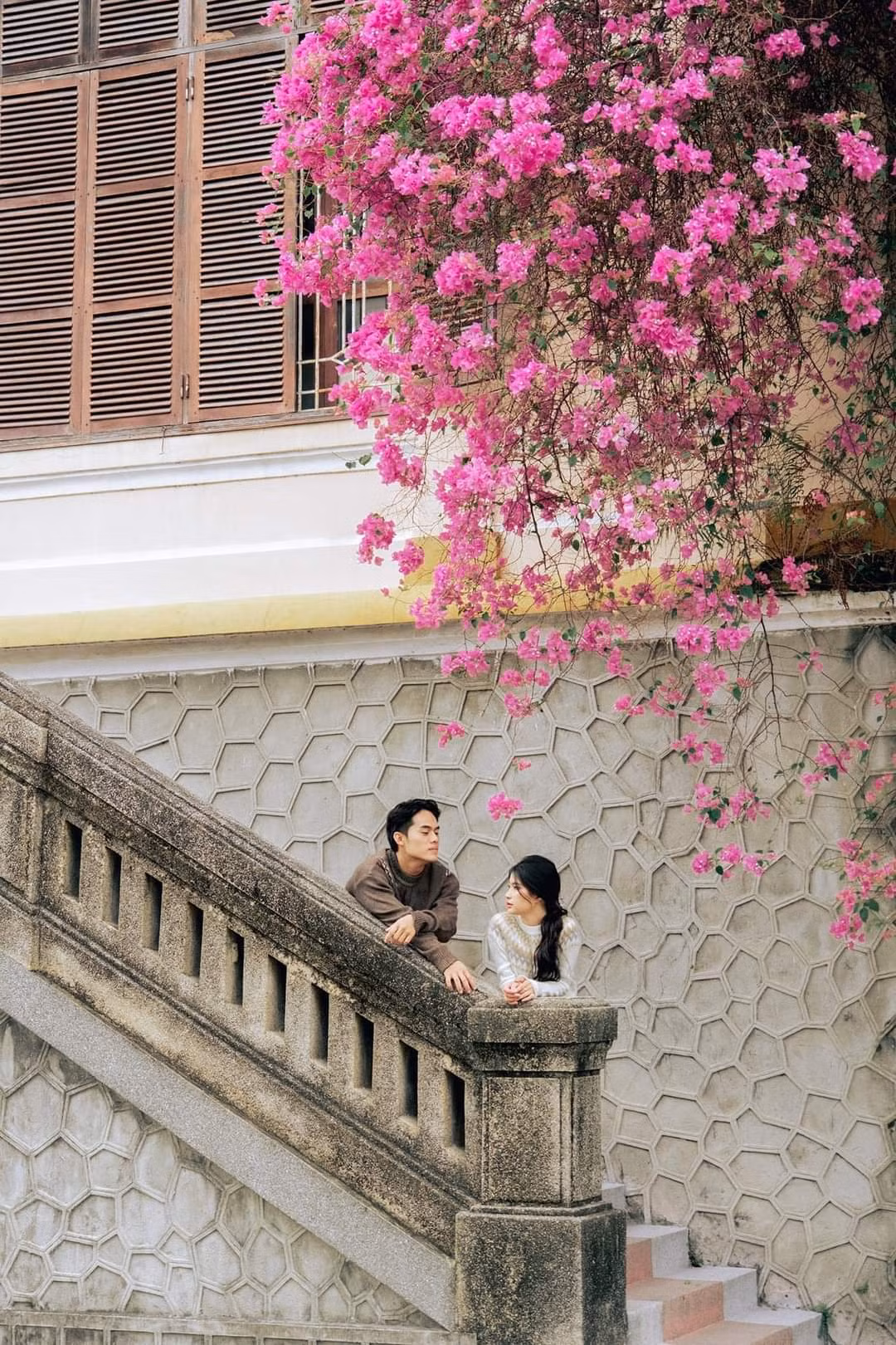 Khu vực ngoài sân cũng là một địa điểm “sống ảo” hot của giới trẻ.(Ảnh: Viên Diệu Phát)
