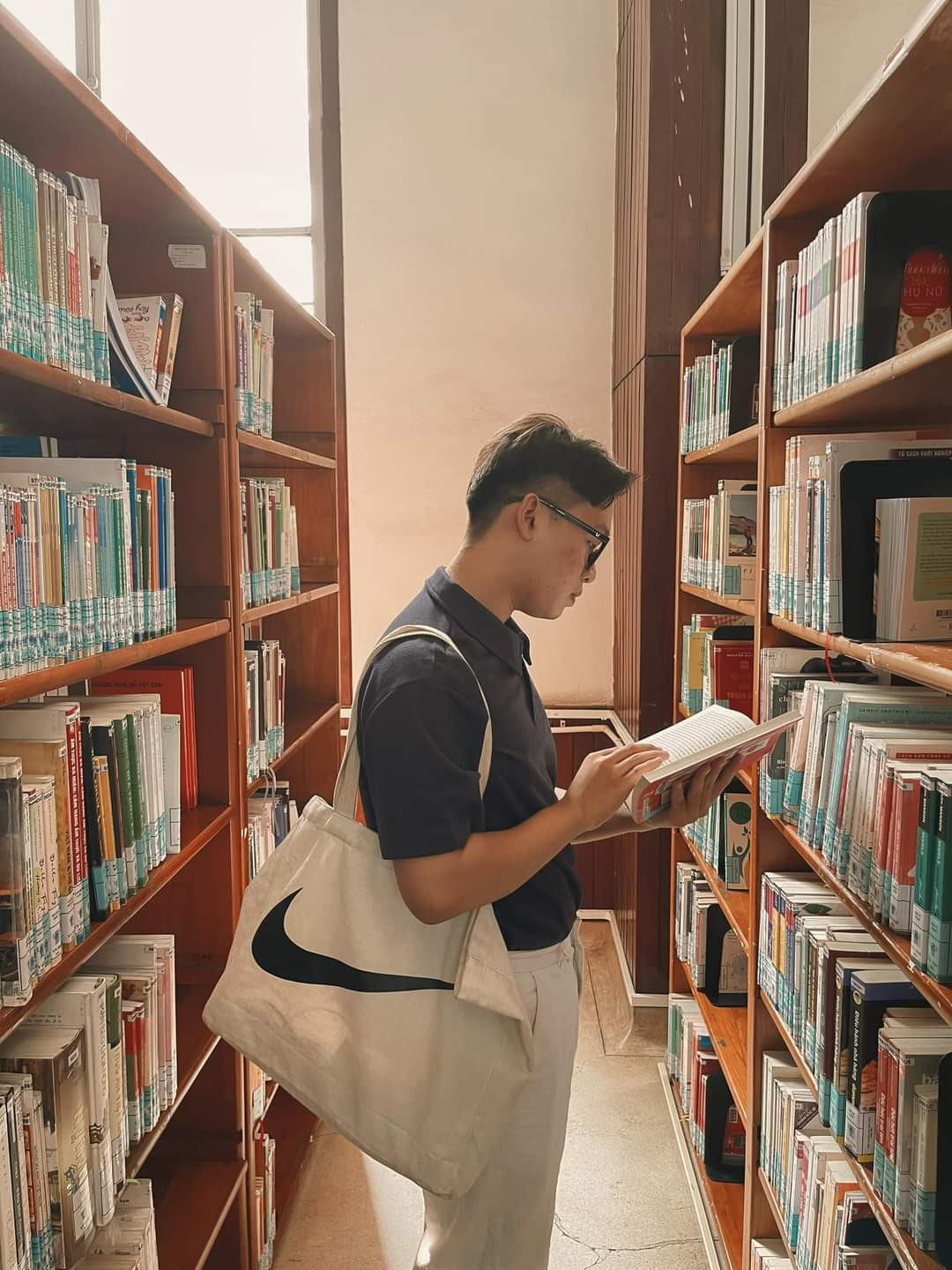 Vào thư viện thì “ngã đâu cũng có ảnh đẹp”. Ảnh: Gia Huy