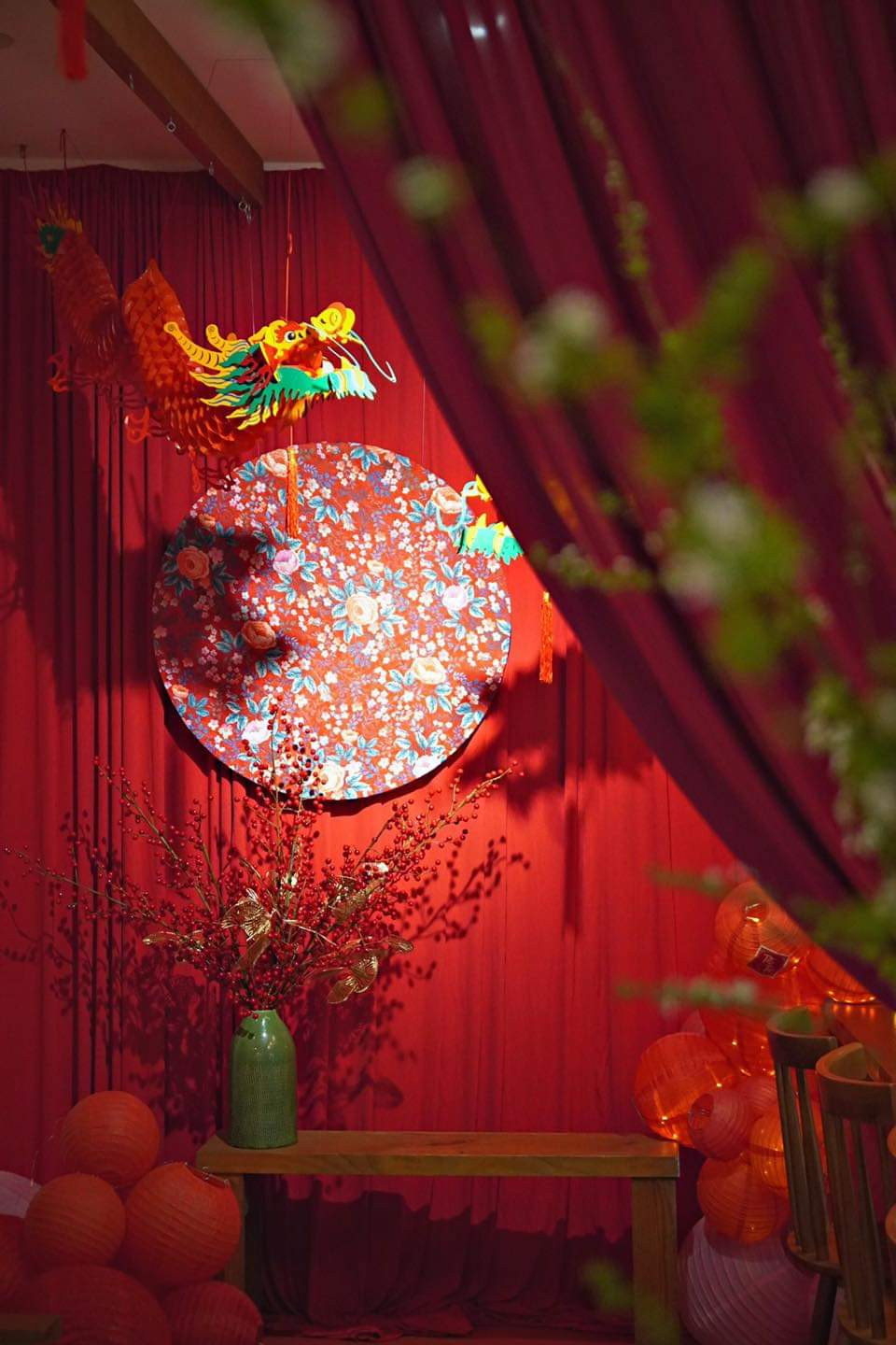 Background với sắc đỏ đậm chất Tết. (Ảnh: The Seat Cafe) Background với sắc đỏ đậm chất Tết. (Ảnh: The Seat Cafe)