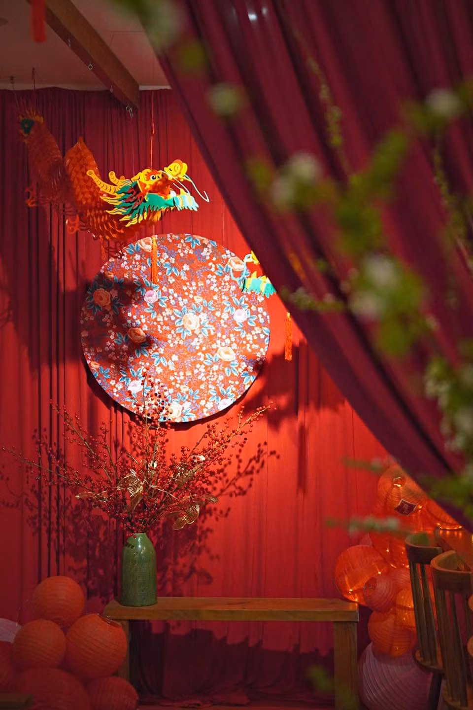 Background với sắc đỏ đậm chất Tết. (Ảnh: The Seat Cafe)