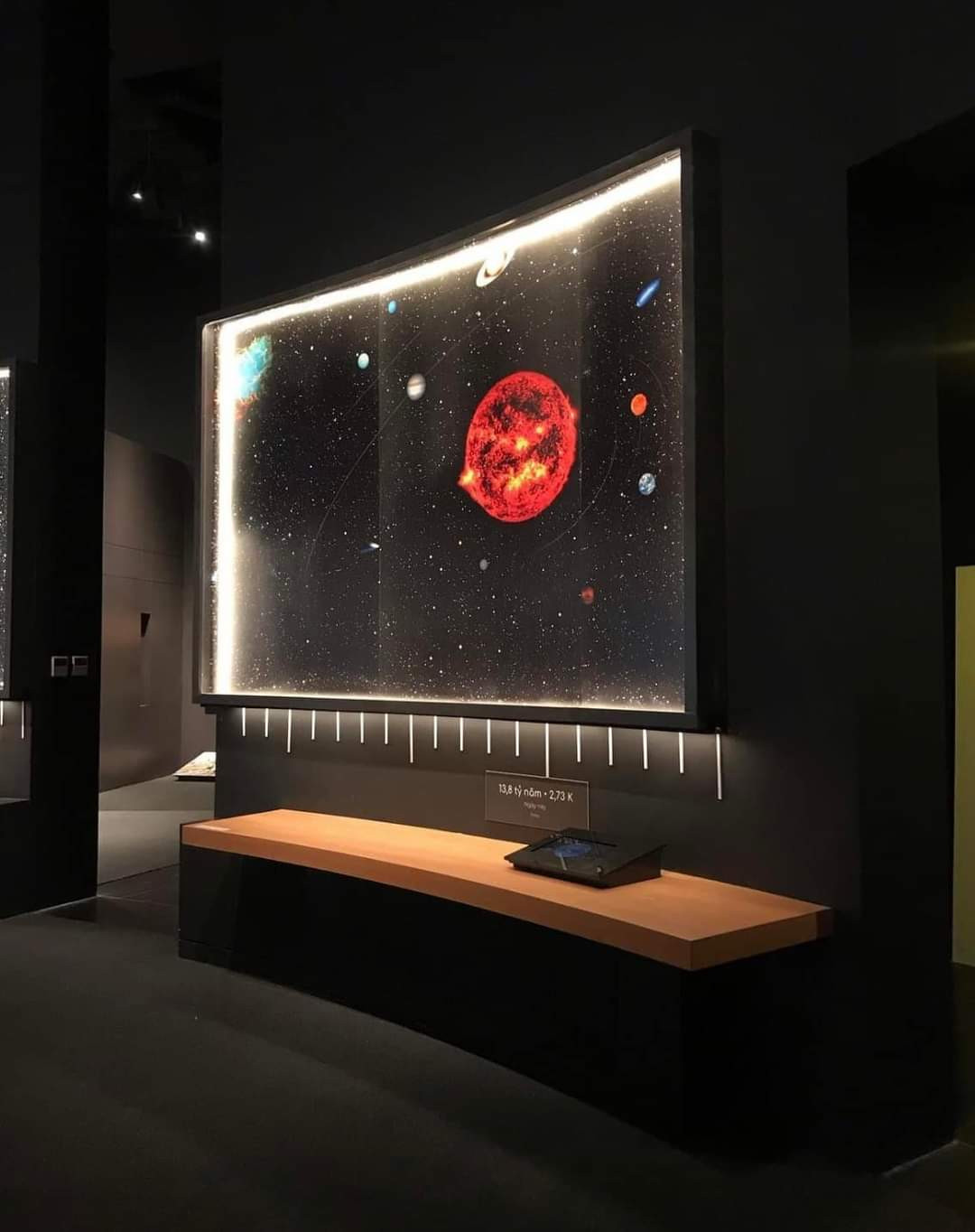 Tổ hợp không gian khoa học tại phòng chiếu hình vũ trụ vô cùng ấn tượng. (Ảnh: Nguyen Bear)