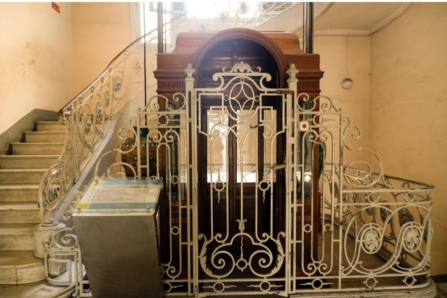 Chiếc thang máy cổ vẫn được lưu giữ. Chiếc thang máy cổ vẫn được lưu giữ.