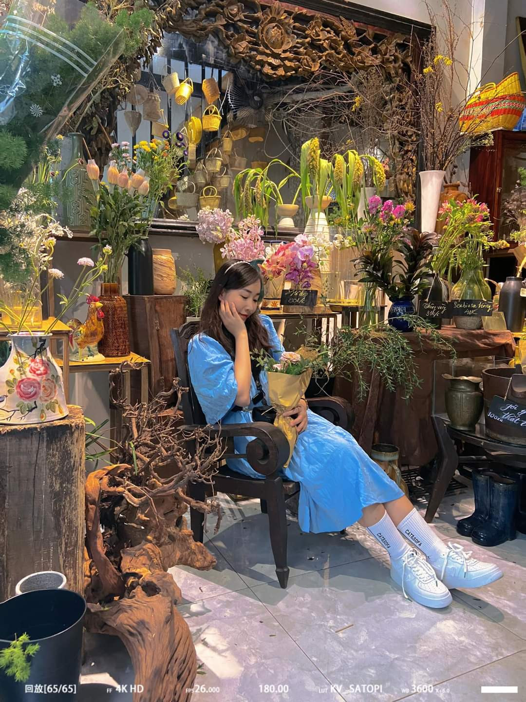 “Nàng thơ” giữa vườn hoa rực rỡ. (Ảnh: Cẩm Tú)