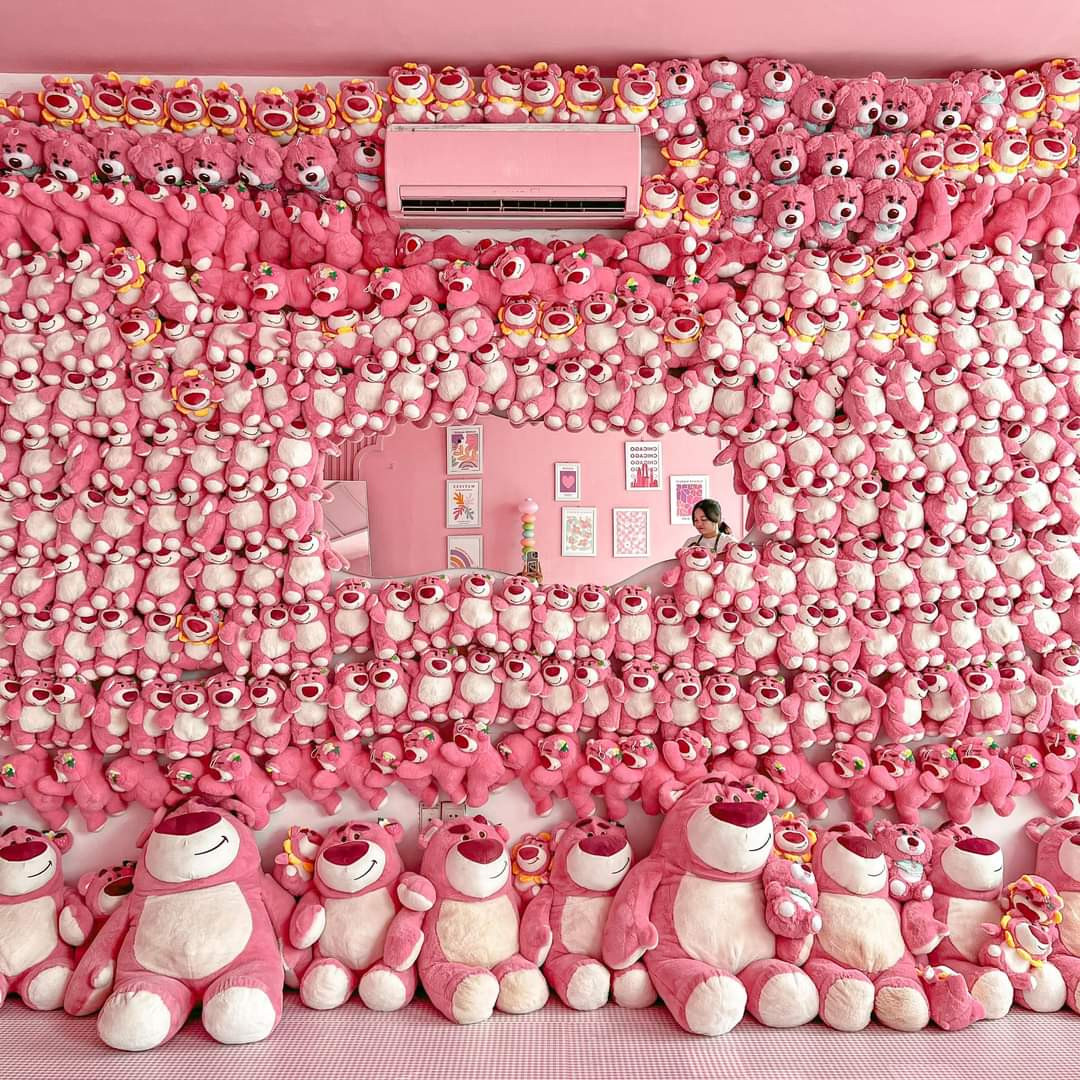 Không gian ngập tràn Gấu Dâu khiến các nàng u mê không lối thoát. (Ảnh: Tiệm Trà Tháng Tư)