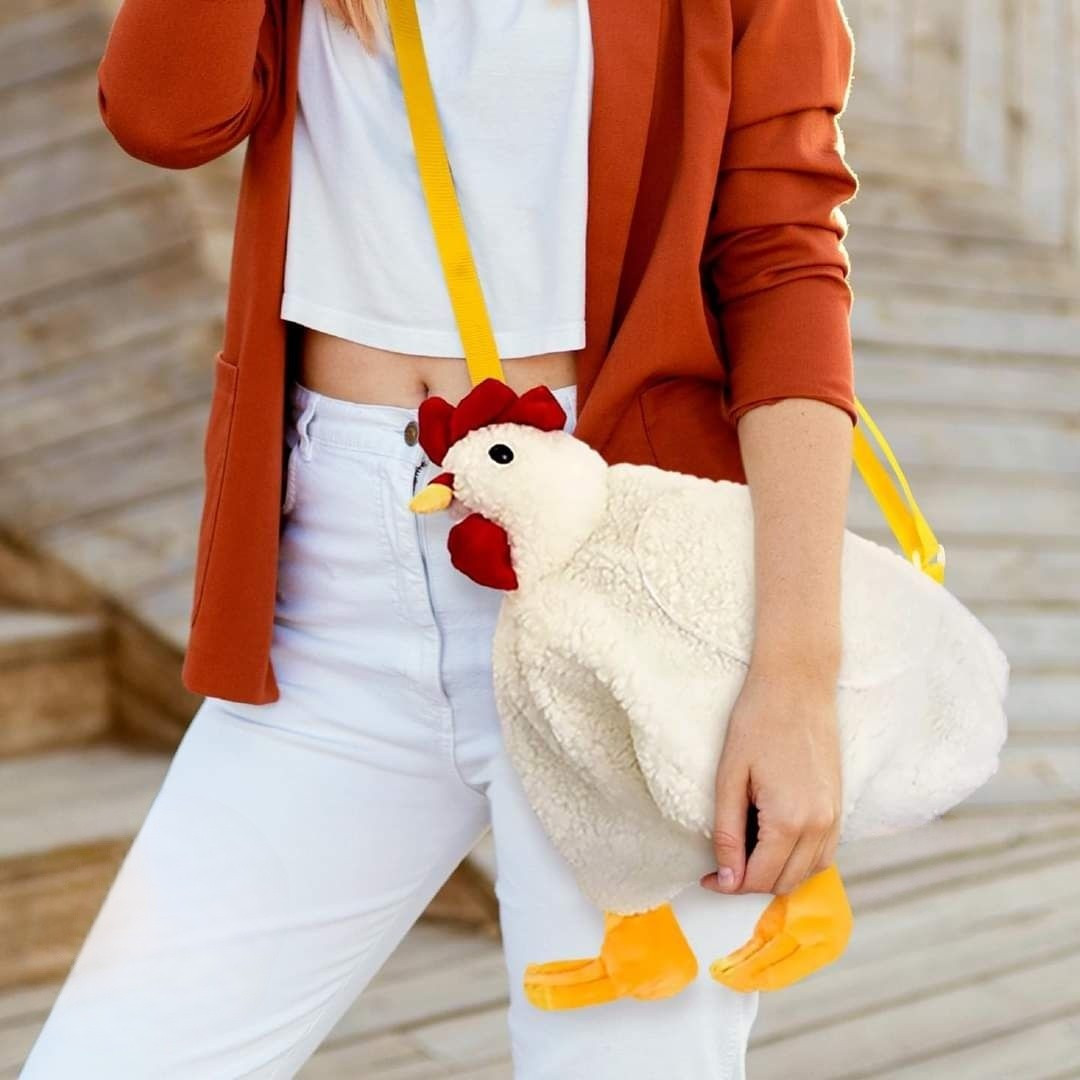 Túi gà bông trở thành phụ kiện độc đáo những không kém phần dễ thương. Túi gà bông trở thành phụ kiện độc đáo những không kém phần dễ thương.