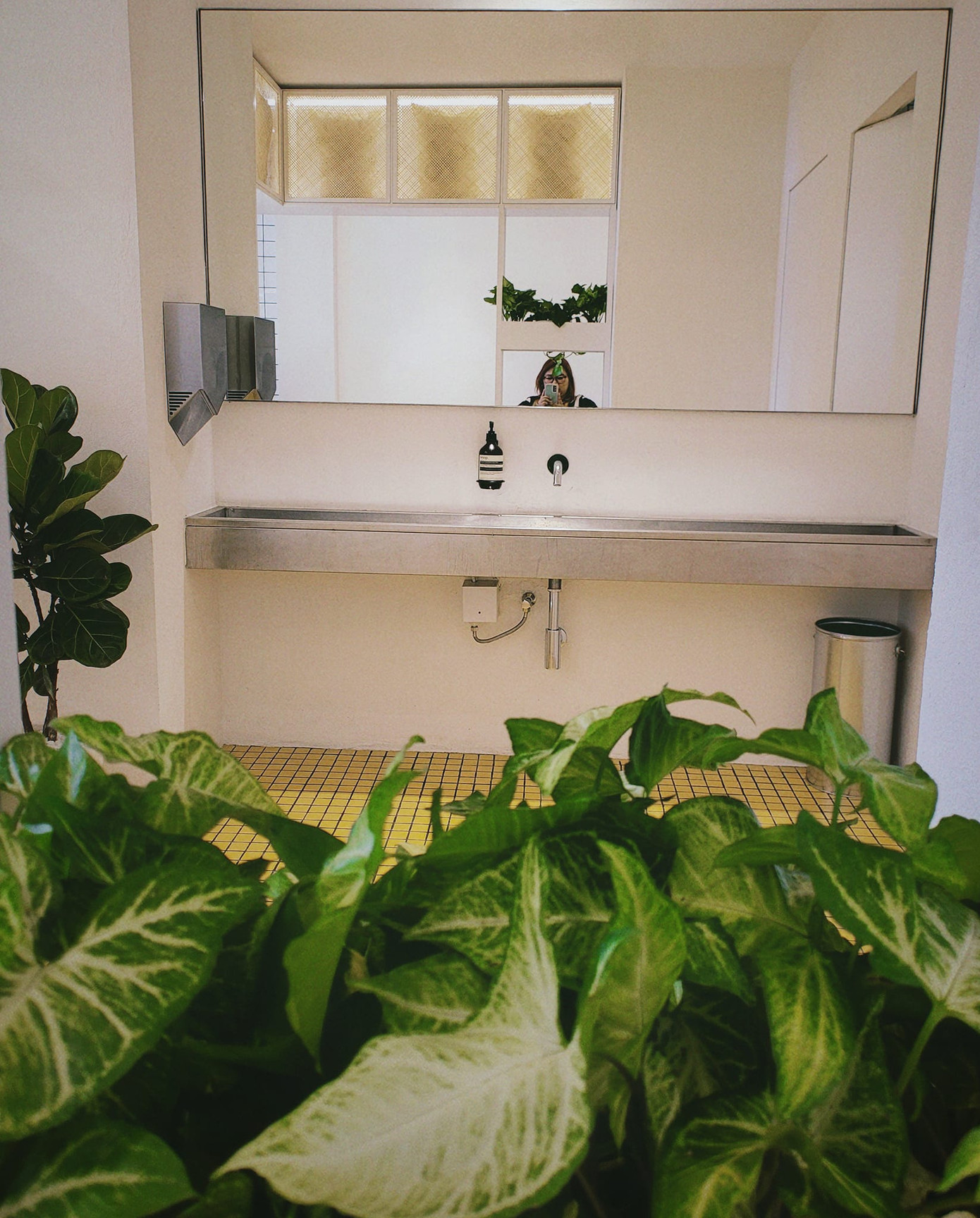 Khu vực vệ sinh cũng sạch sẽ và xanh mát. (Ảnh: Hòa Phạm)