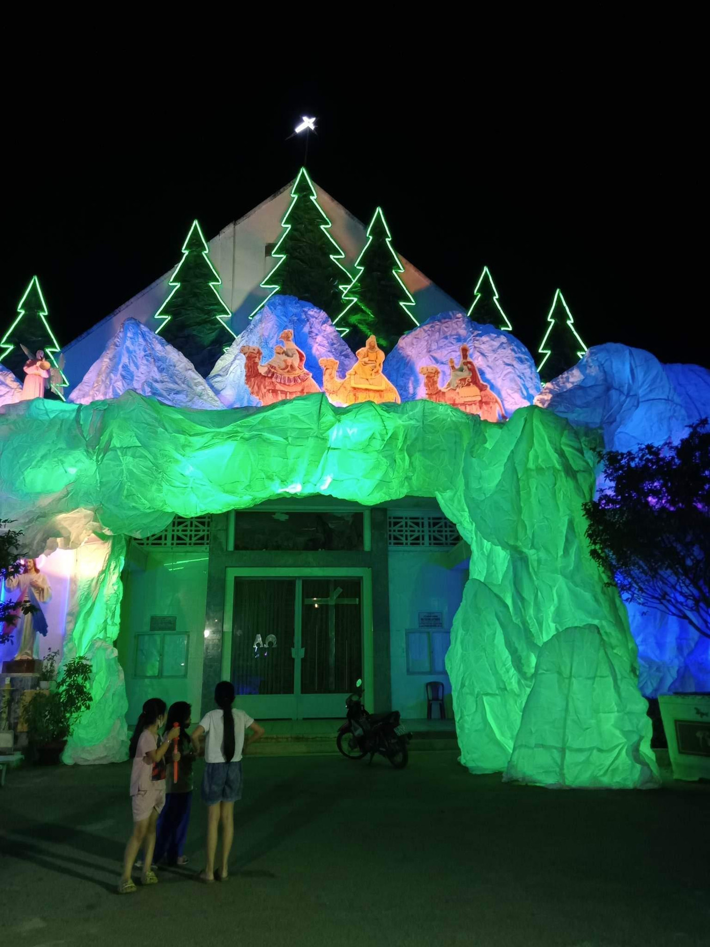 Tiểu cảnh trong nhà thờ được trang trí với đèn màu rực rỡ. (Ảnh: Bảo Saigon Huỳnh) Tiểu cảnh trong nhà thờ được trang trí với đèn màu rực rỡ. (Ảnh: Bảo Saigon Huỳnh)