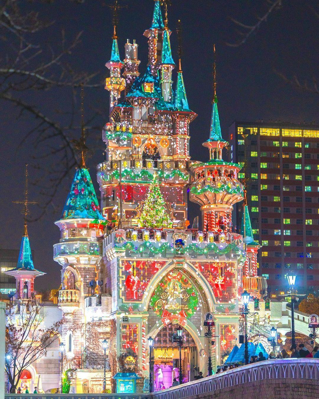 Tòa lâu đài lộng lẫy sắc màu chiếm spotlight giữa công viên giải trí. (Ảnh: @crystal.film_)