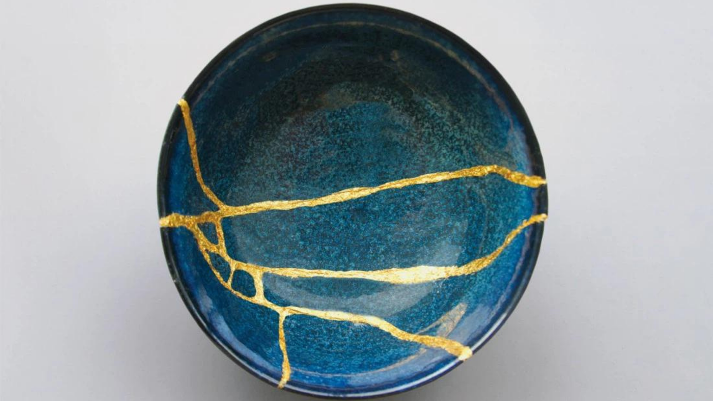 Chiếc bát đã vỡ trở nên độc đáo hơn sau khi được phủ “vàng ròng”. Chiếc bát đã vỡ trở nên độc đáo hơn sau khi được phủ “vàng ròng”.