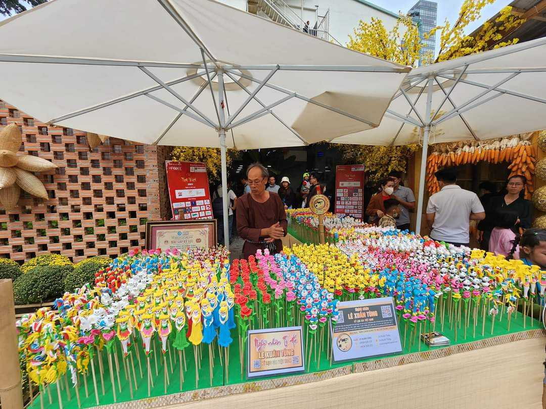 Gian hàng tò he mang đậm dấu ấn tuổi thơ. (Ảnh: Nguyễn Tiến Tiền)