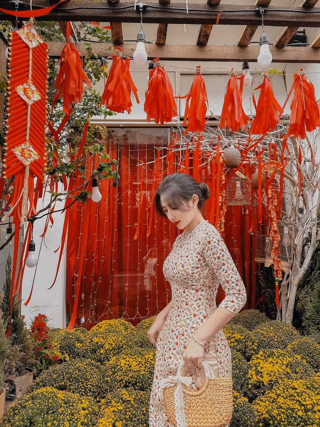 Cô Ba Sài Gòn thả nhẹ chiếc dáng xinh lung linh. (Ảnh: Ngoc Ngoc Nguyen)