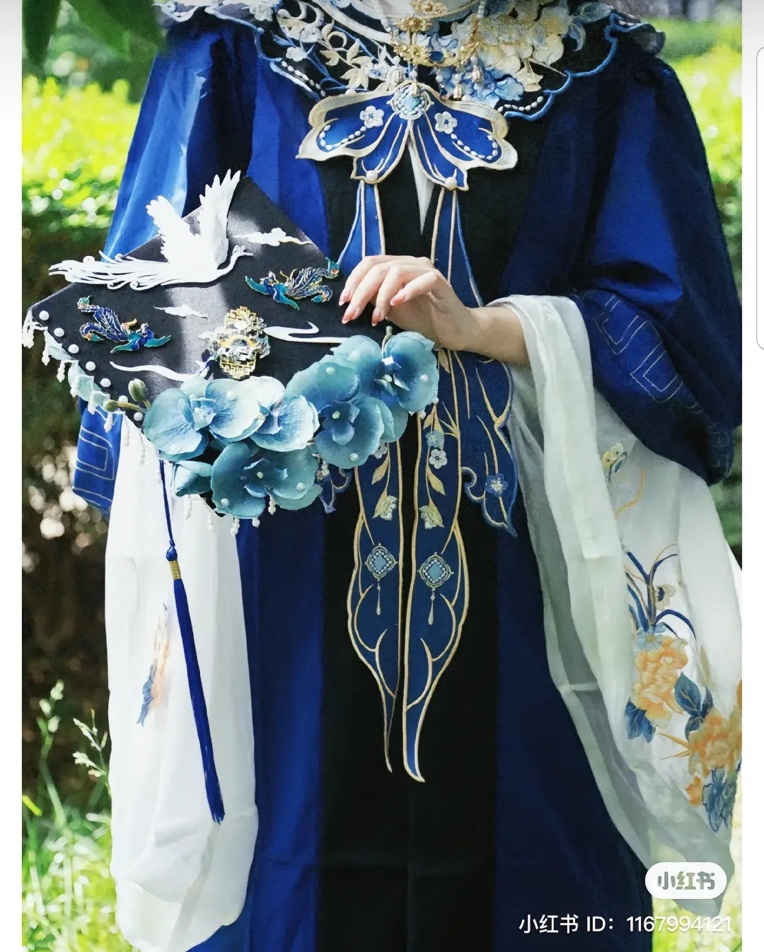 Mũ cử nhân từ kết hoa cũng được biến tấu với họa tiết truyền thống để phù hợp với trang phục.