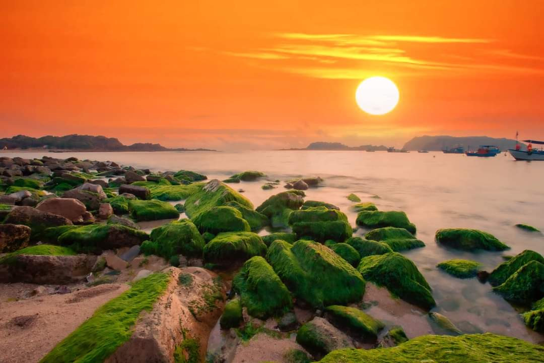 Khung cảnh bình minh tại rạn Nam Ô. (Ảnh: Minh Nhựt)