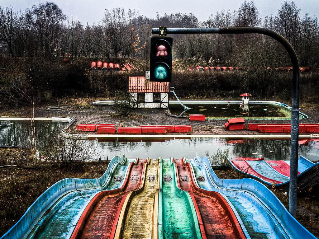 Những dãy cầu trượt đã phủ rêu phong sau thời gian dài không được đưa vào vận hành. (Ảnh: Vietnam.Recorder)