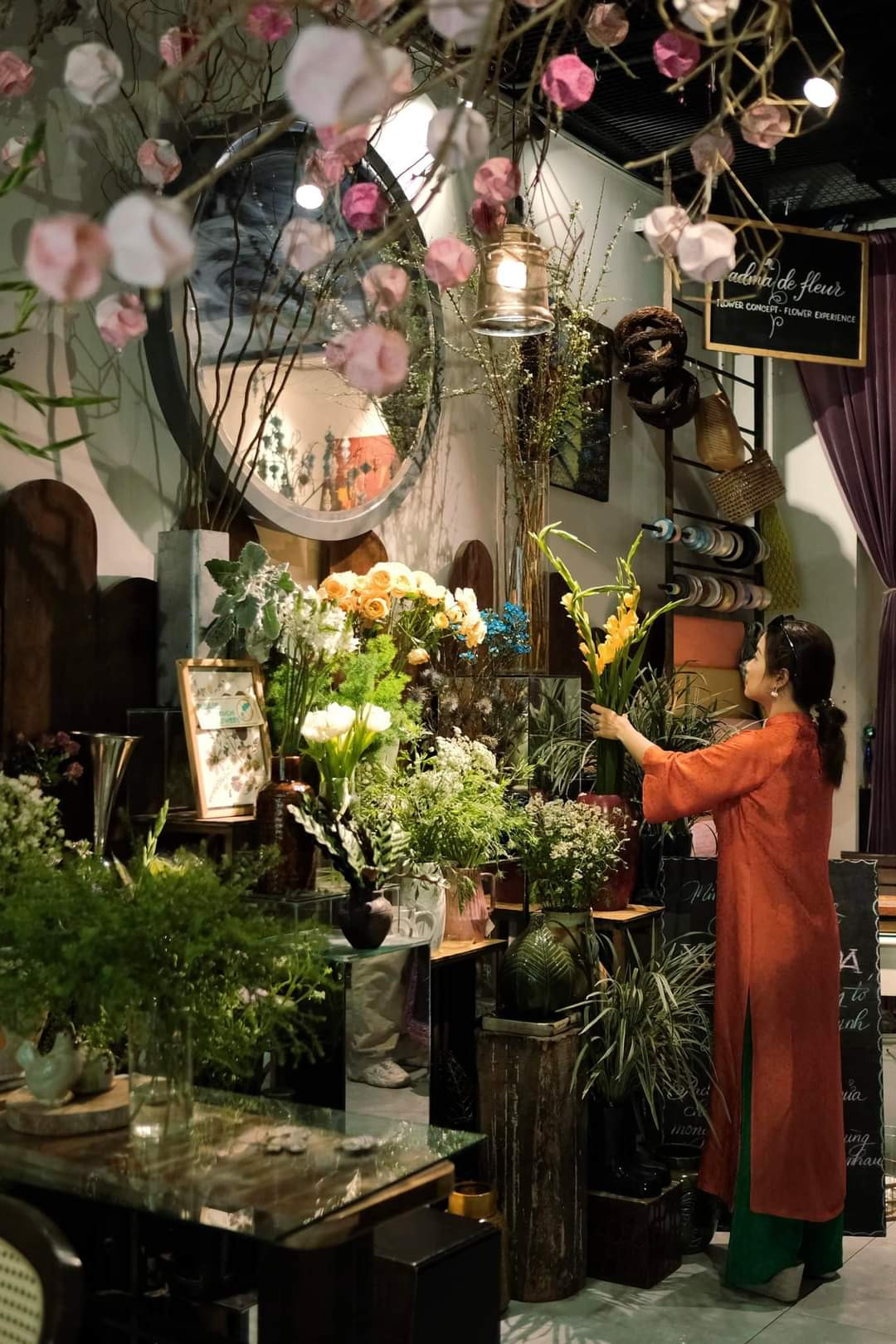 Quầy hoa tươi tại quán. (Ảnh: Padma de Fleur)