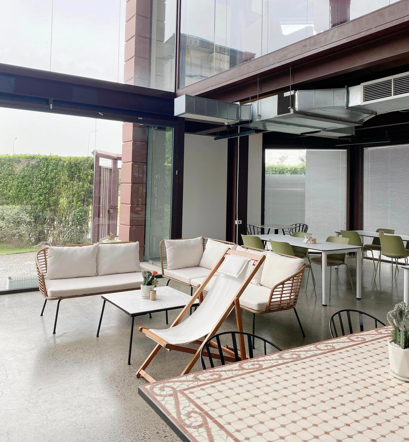 Kiến trúc của quán mang cảm giác như một khu nghỉ dưỡng. (Ảnh: Mỷ Duyên)