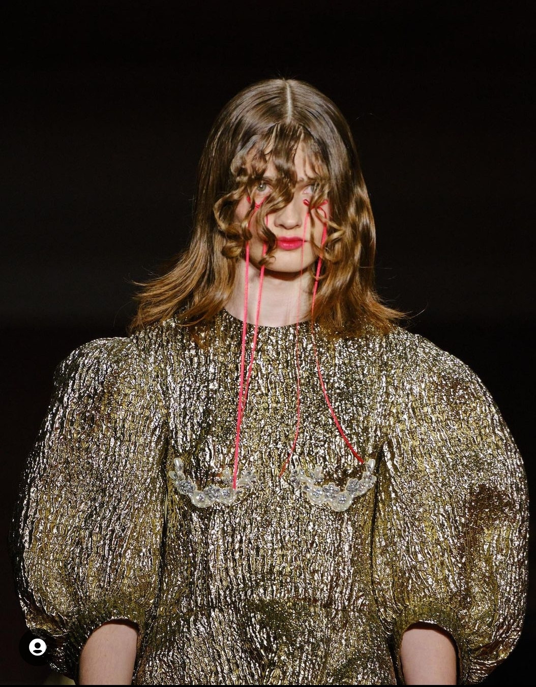 Ribbon Tears lấy cảm hứng từ BST của nhà Simone Rocha. (Ảnh: Simone Rocha)