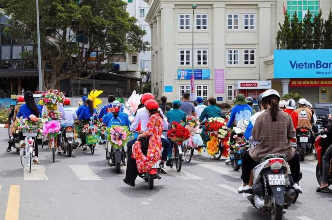 Đường phố Đà Lạt rực rỡ sắc hoa. (Ảnh: Thế Văn) Đường phố Đà Lạt rực rỡ sắc hoa. (Ảnh: Thế Văn)