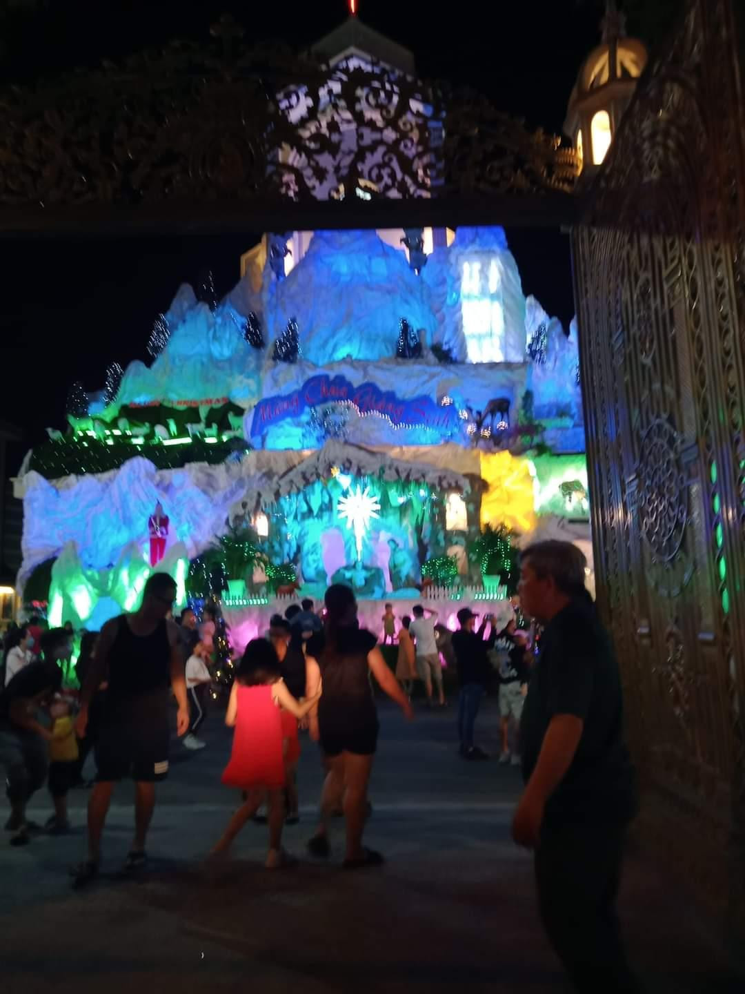 Khung cảnh đông đúc tại nhà thờ Bình Thái. (Ảnh: Bảo Saigon Huỳnh) Khung cảnh đông đúc tại nhà thờ Bình Thái. (Ảnh: Bảo Saigon Huỳnh)