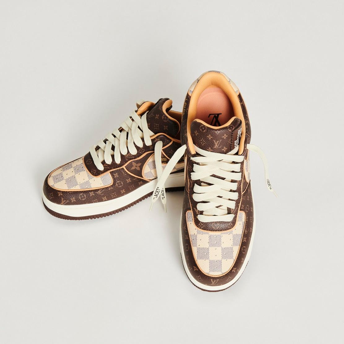 Đôi giày kết hợp Louis Vuitton x Nike Air Force 1 của Virgil Abloh giúp cuộc đấu giá từ thiện đạt con số kỷ lục. Đôi giày kết hợp Louis Vuitton x Nike Air Force 1 của Virgil Abloh giúp cuộc đấu giá từ thiện đạt con số kỷ lục.