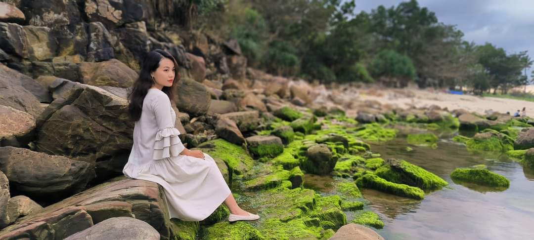 Thiếu nữ “thả dáng” tại rạn Nam Ô. (Ảnh: Lê Tuệ Giang)