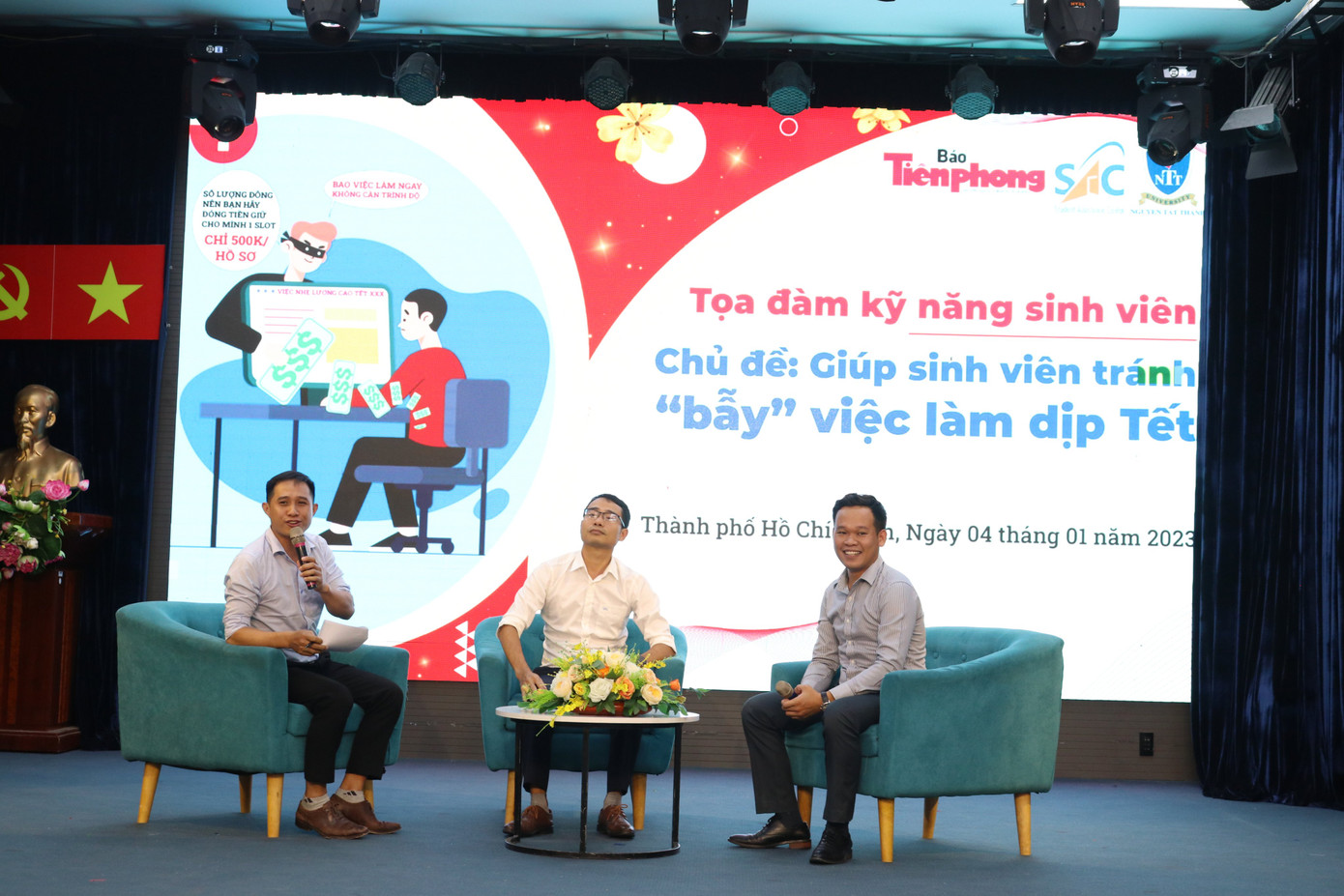 Hai diễn giả cùng với sự dẫn dắt của nhà báo Nguyễn Dũng - báo Tiền Phong (bên trái) trong buổi tọa đàm.