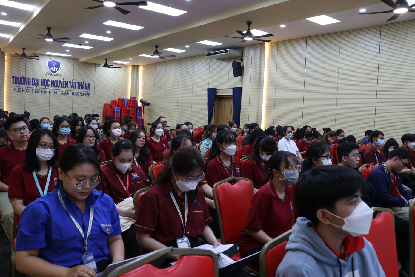 Rất nhiều sinh viên tham gia buổi tọa đàm để có thể trang bị kiến thức giúp tránh các chiêu trò lừa đảo.