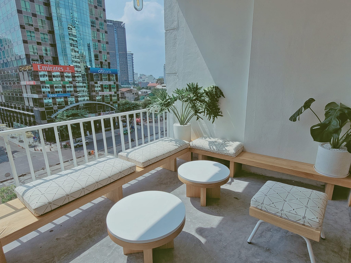 Cuối tuần nhâm nhi ly cà phê, cùng bạn bè trò chuyện với chiếc view xinh đẹp. (Ảnh: Xí Muội)