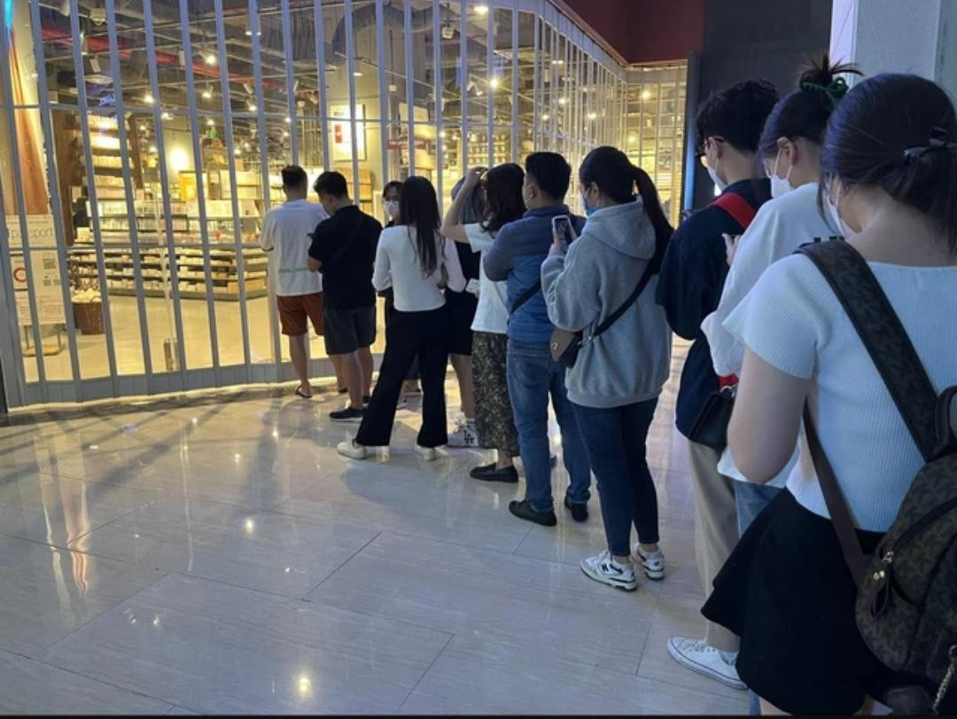 Ngay từ sớm đã có nhiều bạn trẻ xếp hàng để có thể sở hữu chiếc gối “làm mưa làm gió” trên mạng xã hội. Ngay từ sớm đã có nhiều bạn trẻ xếp hàng để có thể sở hữu chiếc gối “làm mưa làm gió” trên mạng xã hội.