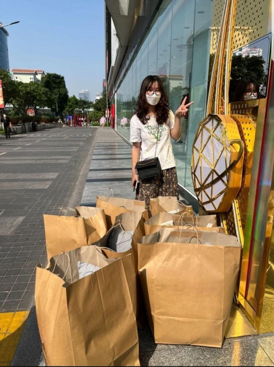 Gen Z vui sướng khi mua được số lượng lớn gối. (Ảnh: Lan Anh) Gen Z vui sướng khi mua được số lượng lớn gối. (Ảnh: Lan Anh)