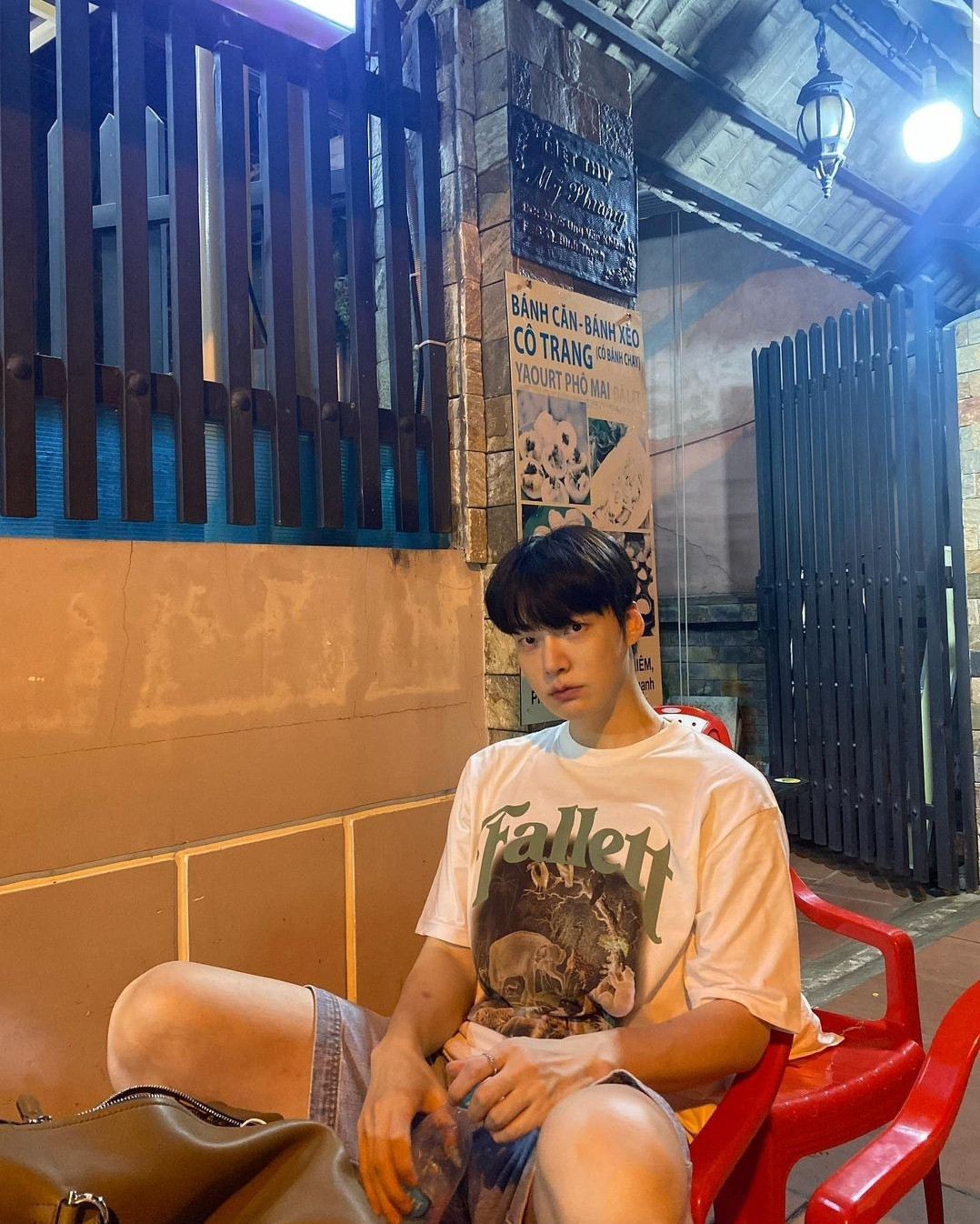 Tài tử Ahn Jae Hyun thưởng thức bánh căn tại một quán vỉa hè. (Ảnh: @aagbanih) Tài tử Ahn Jae Hyun thưởng thức bánh căn tại một quán vỉa hè. (Ảnh: @aagbanih)