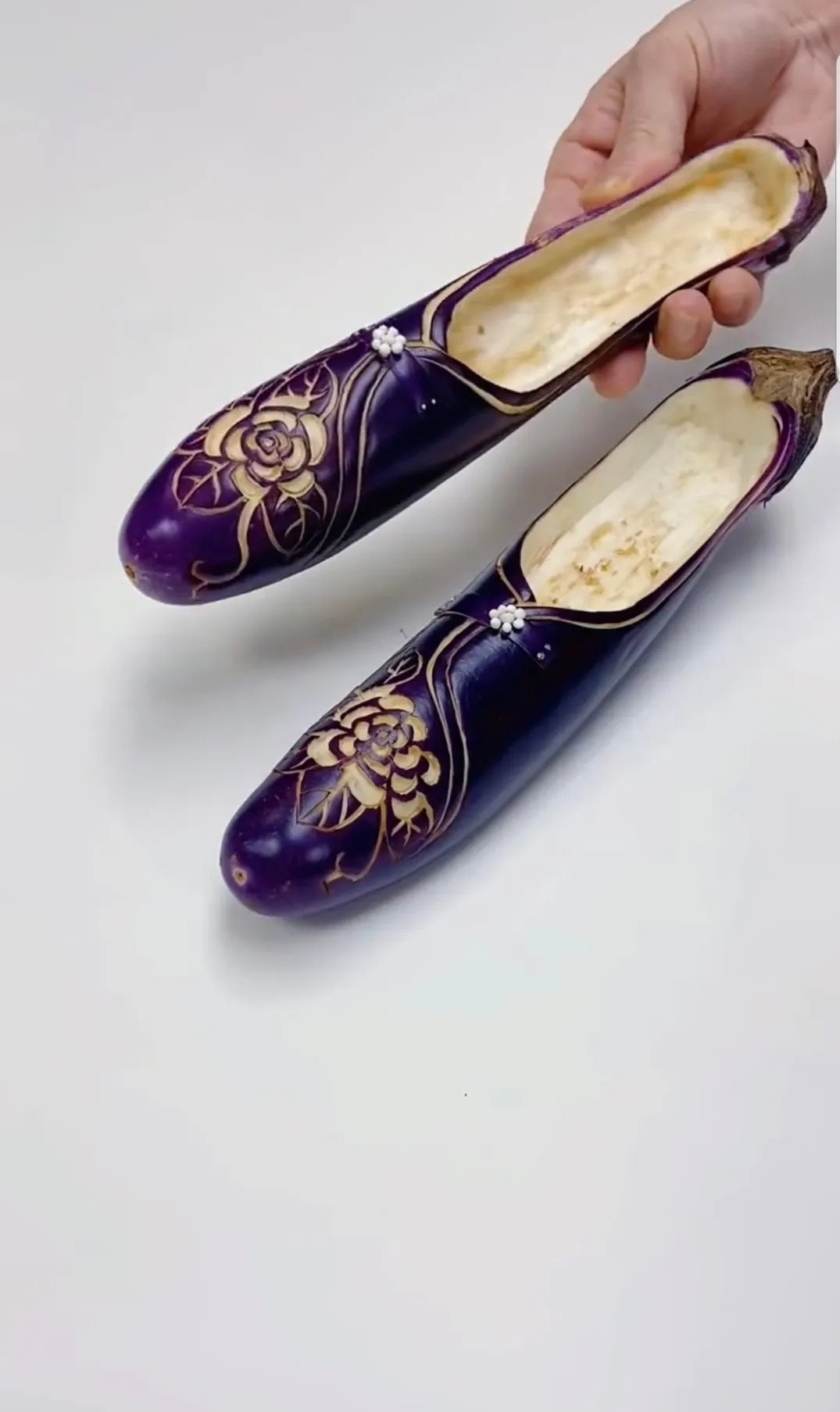 Giày búp bê được “may” từ quả cà tím cực kì xinh xắn. (Ảnh: Weibo Việt Nam)