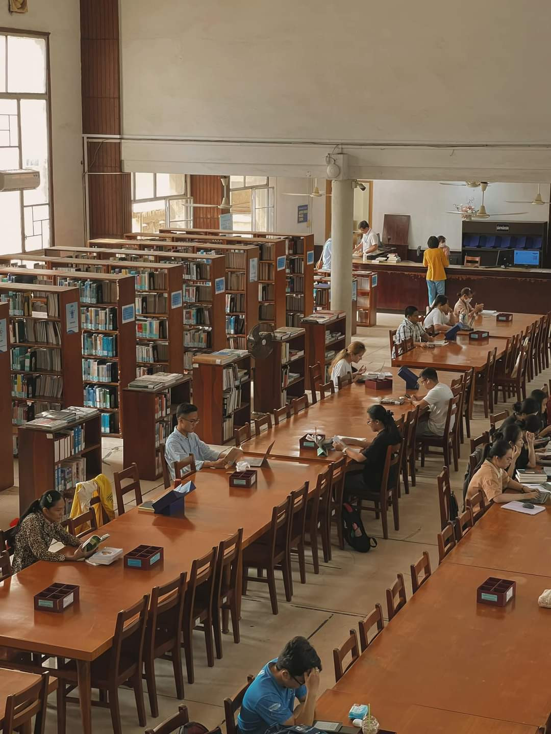 Không gian làm việc và học tập bên trong thư viện. Ảnh: Phương Khanh