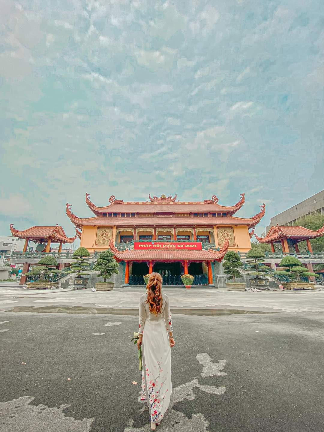 Góc chính diện nổi bật của ngôi chùa nổi tiếng bật nhất Sài thành. (Ảnh: Thủy Tiên) Góc chính diện nổi bật của ngôi chùa nổi tiếng bật nhất Sài thành. (Ảnh: Thủy Tiên)