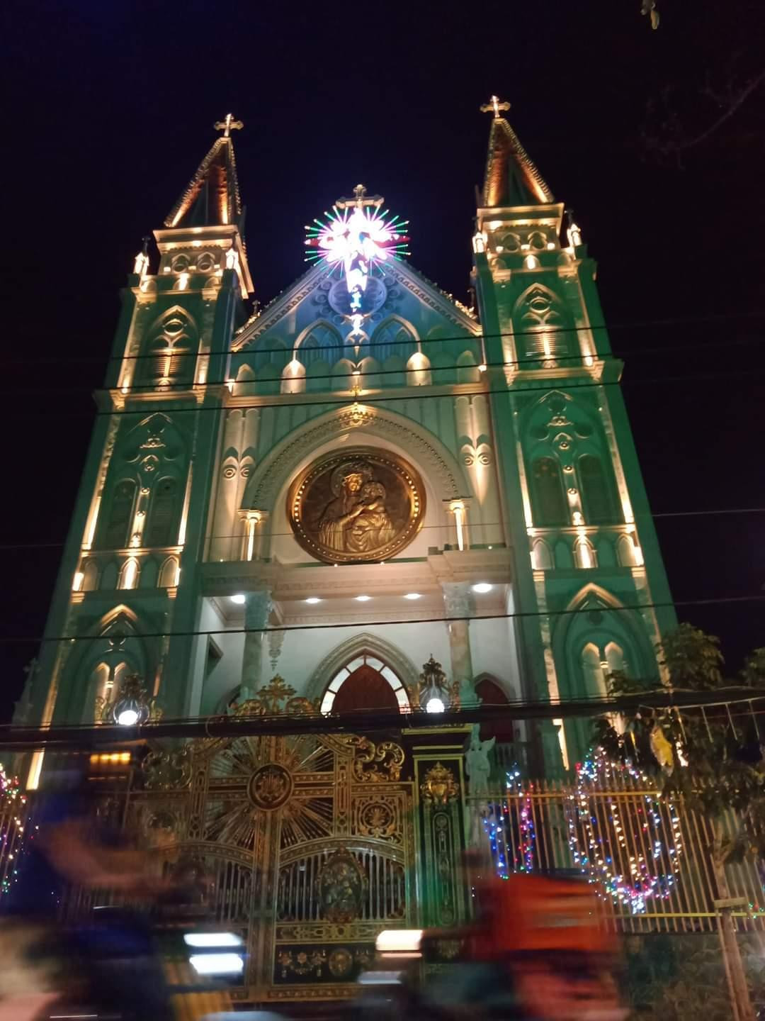 Giáo xứ Bình Thuận trên đường Phạm Thế Hiển được trang hoàng lộng lẫy đón Giáng sinh. (Ảnh: Bảo Saigon Huỳnh) Giáo xứ Bình Thuận trên đường Phạm Thế Hiển được trang hoàng lộng lẫy đón Giáng sinh. (Ảnh: Bảo Saigon Huỳnh)